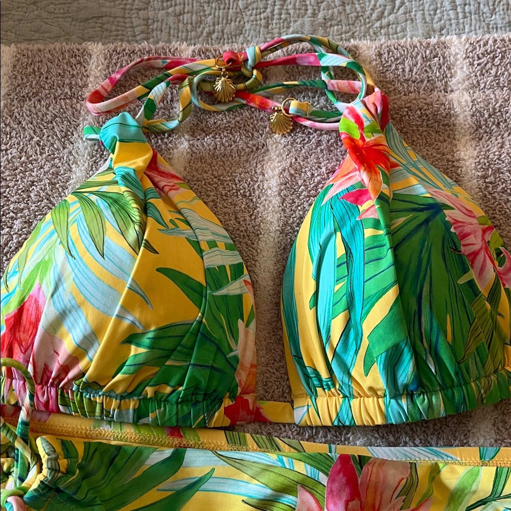 La Blanca Tropical Floral Bikini Set. Top size 6 Bottoms are size 8. - Picture 2 of 3